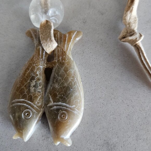 ASIAN NATURAL GREEN & BROWN JADEITE TWO-SIDED FISH PENDANT WITH CHAMOIS NECKLACE - Picture 7 of 16